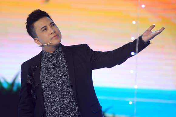 Ca si Quang Toan qua doi 28 Tet tai san bay My-Hinh-3