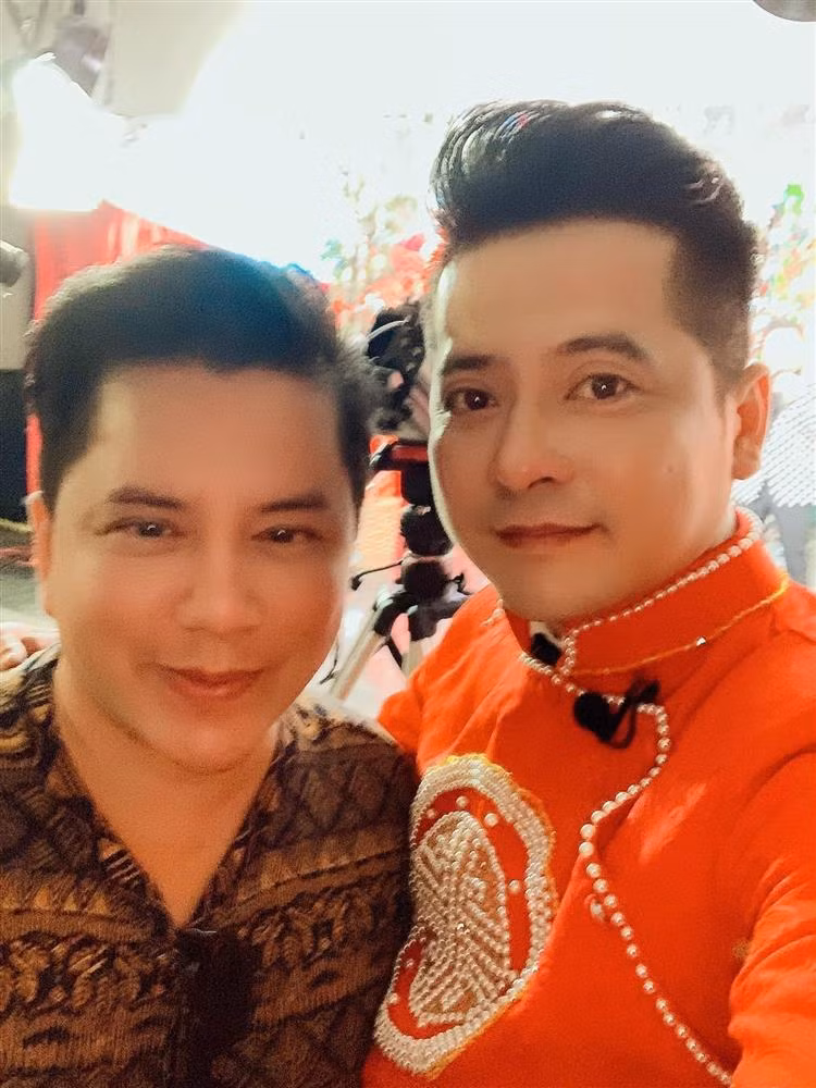 Ca si Quang Toan qua doi 28 Tet tai san bay My-Hinh-2