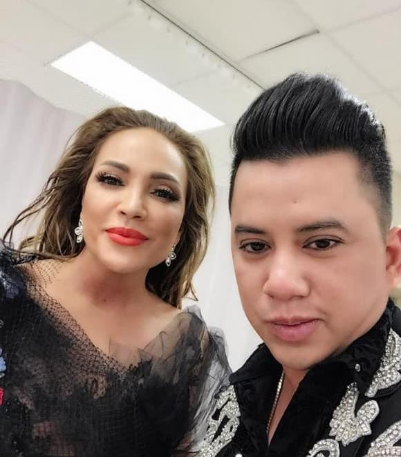 Ca si Quang Toan qua doi 28 Tet tai san bay My-Hinh-5