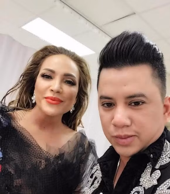 Ca si Quang Toan qua doi 28 Tet tai san bay My-Hinh-5