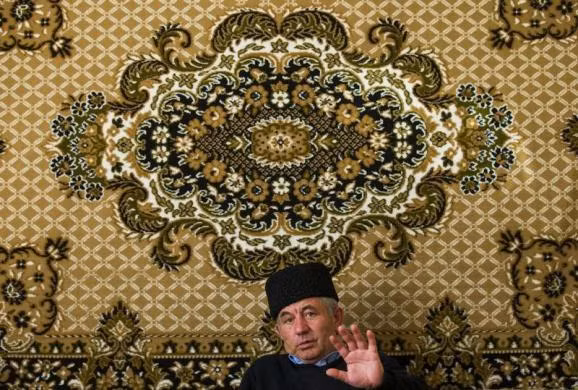 Người Tatar sinh sống ở vùng này từ cuối thời kỳ Trung Cổ. Tới năm 1944, khi Liên Xô chiếm lại Crimea từ tay Đức Quốc xã, nhóm người này đã bị trục xuất tới Trung Á.