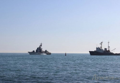 Bất ngờ tàu tên lửa cao tốc thuộc Hạm đội Biển Đen Nga xuất hiện. Tàu Nga đã tiến tới và ra hiệu sẵn sàng nổ súng nếu các các thủy thủ Ukraine tiếp tục kéo xác tàu Nga.