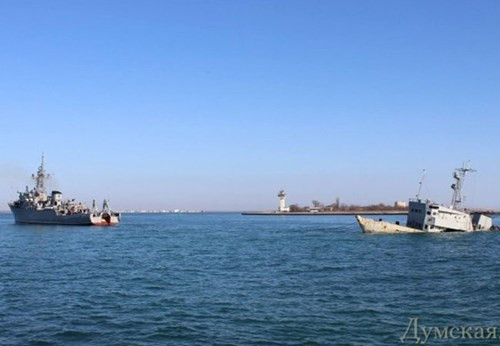 Mọi nỗ lực của phía Ukraine buộc phải dừng lại. Tàu Ukraine đành rút lui.