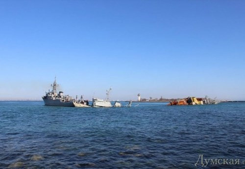 Do đó, phía Ukraine đã cử tàu quét mìn Cherkasy tới di chuyển xác tàu chữa cháy, mở đường ra biển.