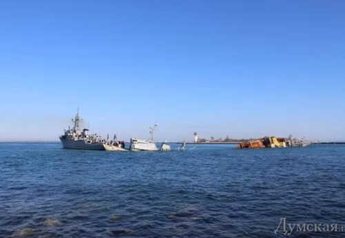 Do đó, phía Ukraine đã cử tàu quét mìn Cherkasy tới di chuyển xác tàu chữa cháy, mở đường ra biển.