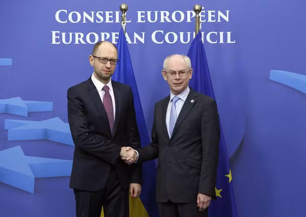 Quyền Thủ tướng Yatsenyuk (trái) bắt tay Chủ tịch Hội đồng châu Âu Herman Van Rompuy khi tham dự hội nghị khẩn cấp của EU tại Brussels.