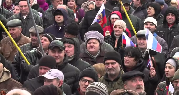 Cảnh người dân ở thành phố Donetsk của Ukraine biểu tình.