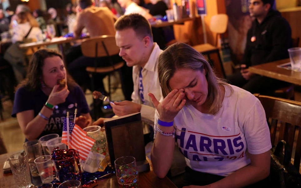 Một người ủng hộ bà Harris tỏ ra buồn bã khi theo dõi tin tức về cuộc bầu cử tại “Bữa tiệc theo dõi Đêm bầu cử” do những người Mỹ theo đảng Dân chủ tổ chức tại một quán rượu ở London, Anh.