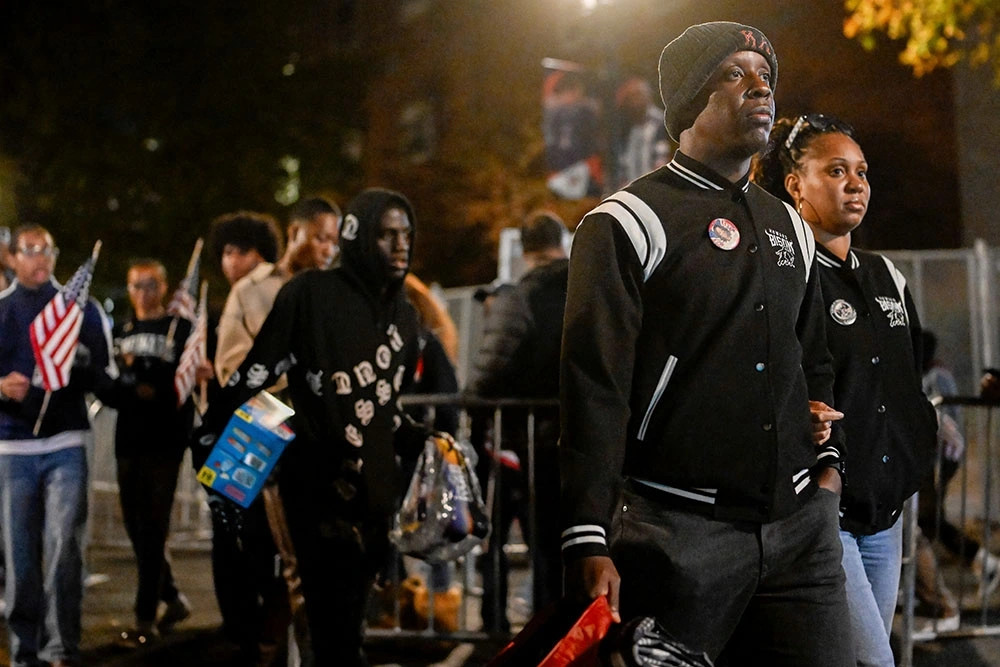Một số cử tri da màu chậm rãi rời khỏi cuộc mít tinh của bà Kamala Harris với tâm trạng lo âu tại Đại học Howard, Washington.