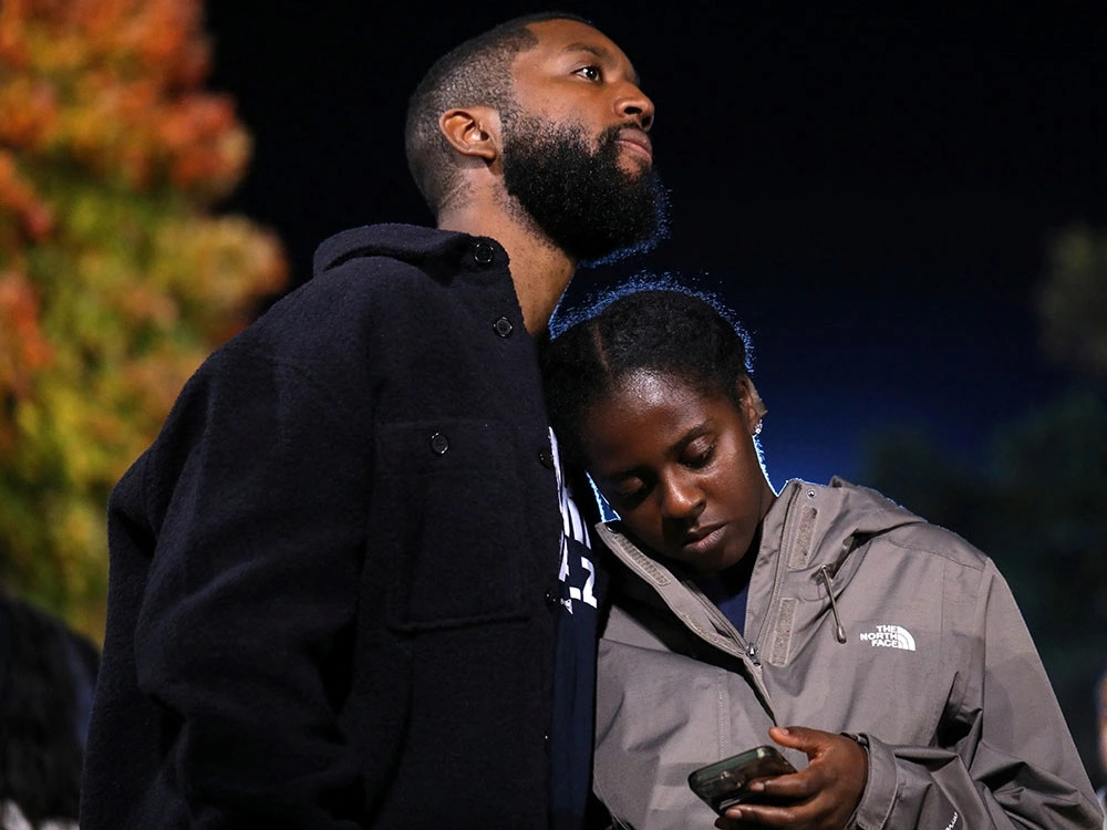 Hai người ủng hộ tỏ ra lo lắng khi theo dõi kết quả ban đầu trong cuộc mít tinh của ứng cử viên tổng thống đảng Dân chủ Mỹ Kamala Harris, tại Đại học Howard, Washington.