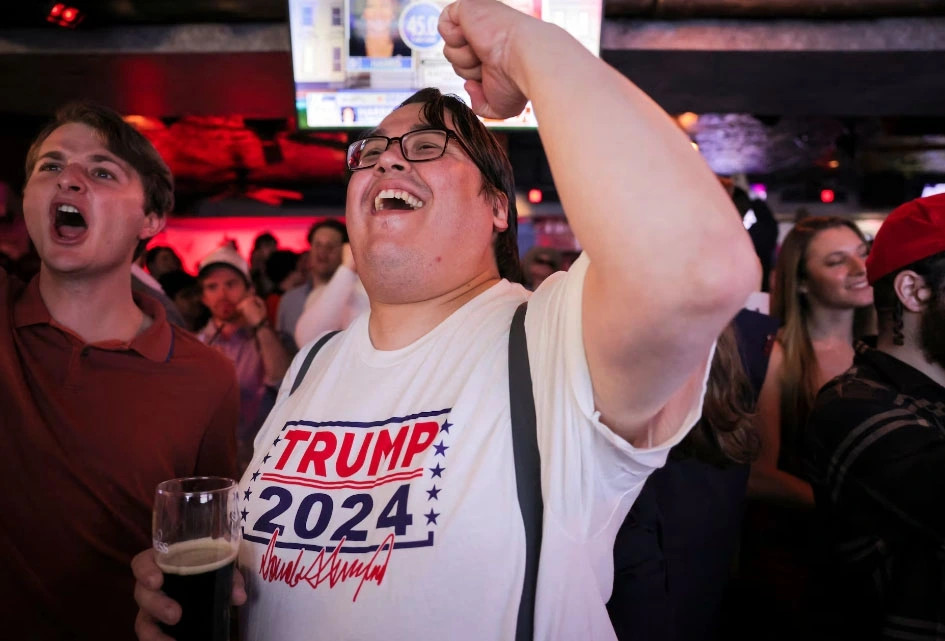 Một số người tỏ ra vui mừng với kết quả bỏ phiếu sớm trong bữa tiệc theo dõi bầu cử tại Câu lạc bộ Cộng hòa trẻ New York ở Thành phố New York.