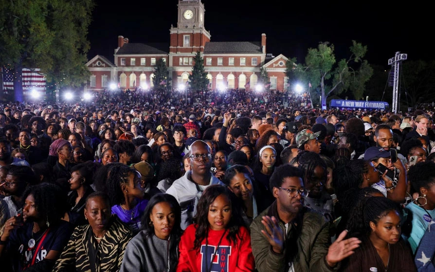 Những người tham dự phản ứng với kết quả ban đầu trước cuộc mít tinh vào đêm bầu cử của bà Kamala Harris tại Đại học Howard, Washington.