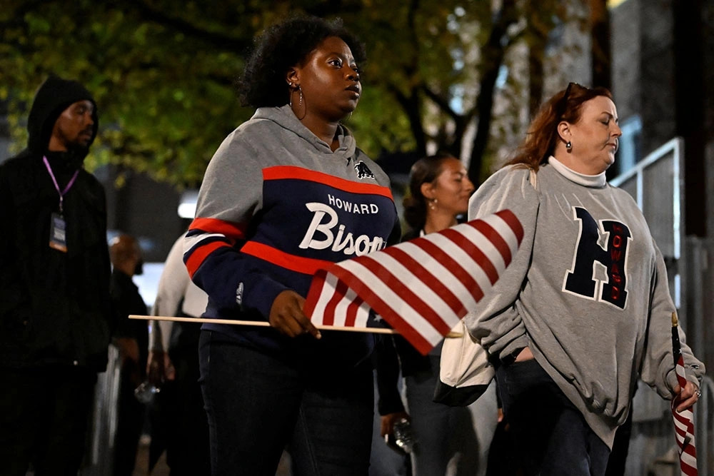 Mọi người rời khỏi cuộc mít tinh đêm bầu cử của ứng cử viên tổng thống đảng Dân chủ Mỹ Kamala Harris, bên ngoài Đại học Howard, tại Washington.