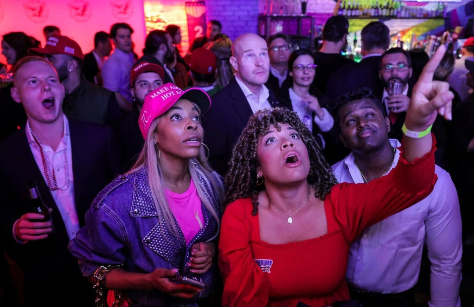 Sự vui mừng xen lẫn bất ngờ của các thành viên tại Câu lạc bộ Cộng hòa trẻ New York.