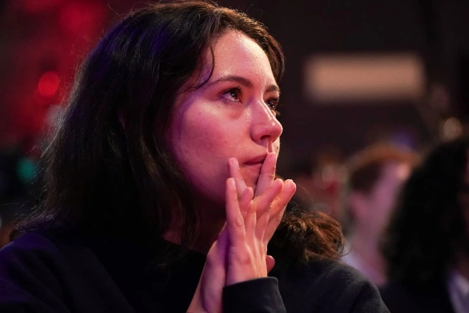 Cử tri này không giấu nổi sự lo lắng tại “Bữa tiệc theo dõi Đêm bầu cử” của đảng Dân chủ tại Philadelphia, Pennsylvania.