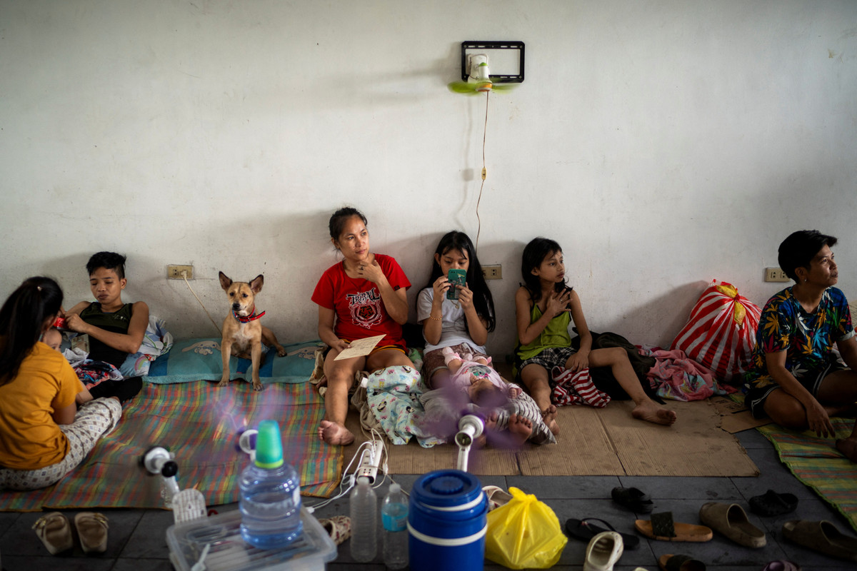 Hơn 750.000 người tại Philippines đã sơ tán đến các nơi trú ẩn khẩn cấp để đảm bảo an toàn trước khi bão Man-yi đổ bộ. Hơn 160 người đã thiệt mạng trong 5 cơn bão trước đó, nhiều cơ sở hạ tầng tại nước này bị phá hủy.