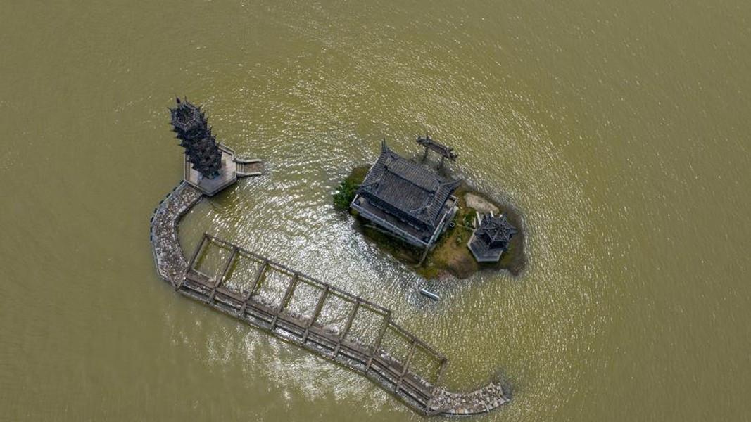 Mỗi khi mùa mưa đến, toàn bộ hòn đảo chìm trong nước, chỉ còn lộ ra một phần của những công trình kiến trúc cổ