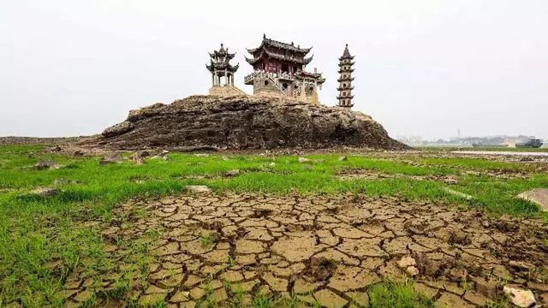 Năm 2022, do nắng nóng và hạn hán, đảo Lạc Tinh Đôn lộ diện hoàn toàn sau 71 năm