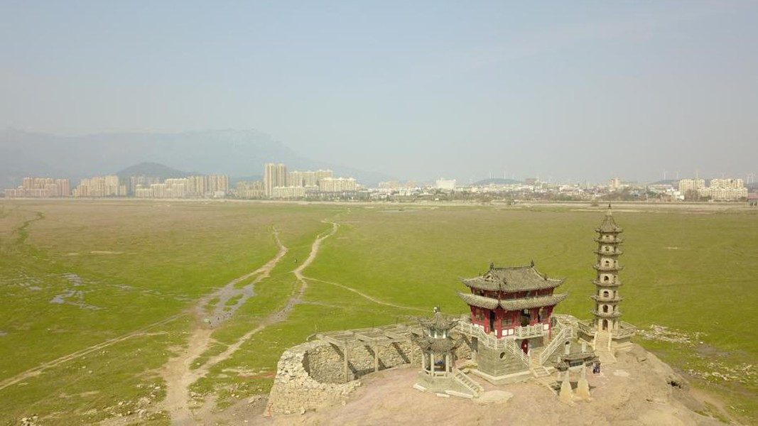 Những công trình kiến trúc trên đảo khá đơn sơ, chỉ gồm một tháp nhỏ, một sân, một ngôi chùa cổ và đài ngắm cảnh