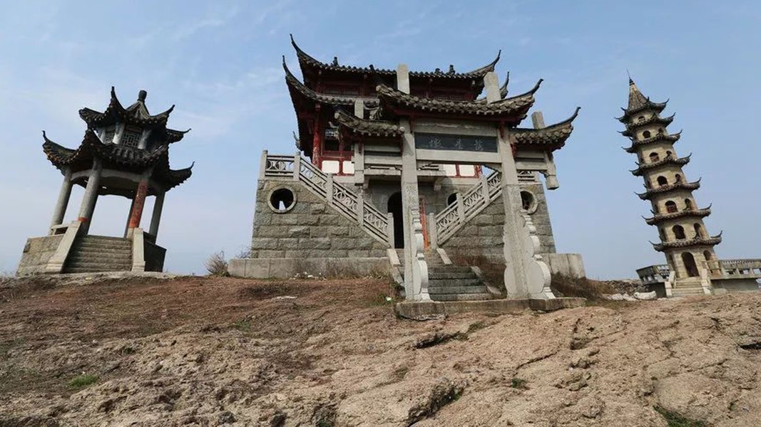 Theo tương truyền, một tòa nhà để ngắm cảnh được xây dựng vào thời nhà Tống, một tháp 8 tầng xây dựng vào thời nhà Minh