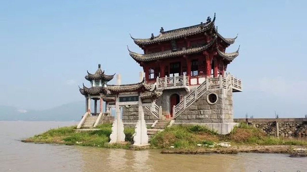 Ngày nay, dù hòn đảo bị nhấn chìm trong nước nhưng 2 công trình vẫn không bị hư hại nhiều