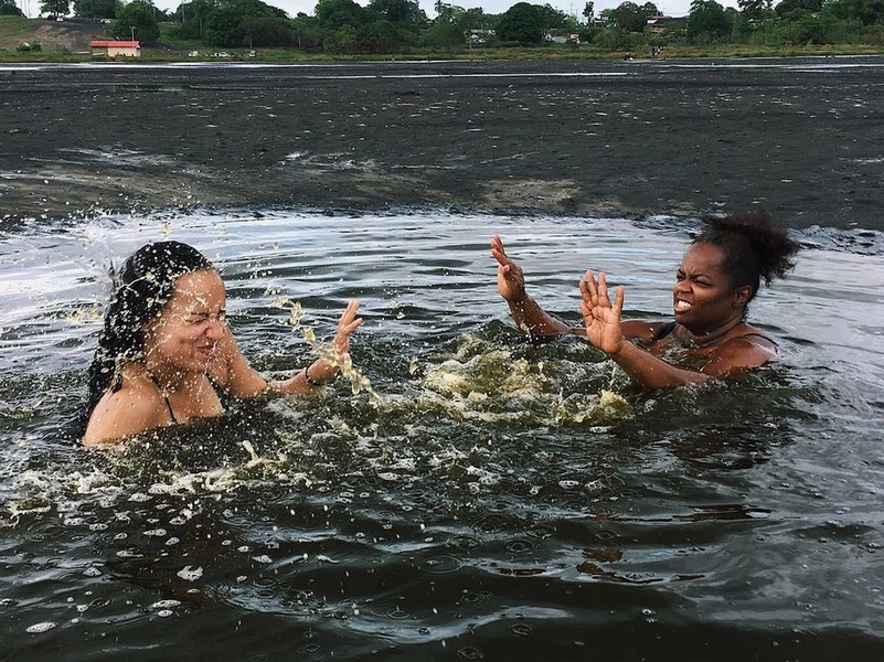 Khu vực hồ Pitch chứa hàm lượng lưu huỳnh cao. Người dân địa phương cho rằng nước ở đây có thể chữa trị mọi thứ từ tình trạng da đến đau khớp. Mặc dù bề ngoài có vẻ yên tĩnh, nhựa đường vẫn di chuyển với hành động "khuấy" chậm tự nhiên.