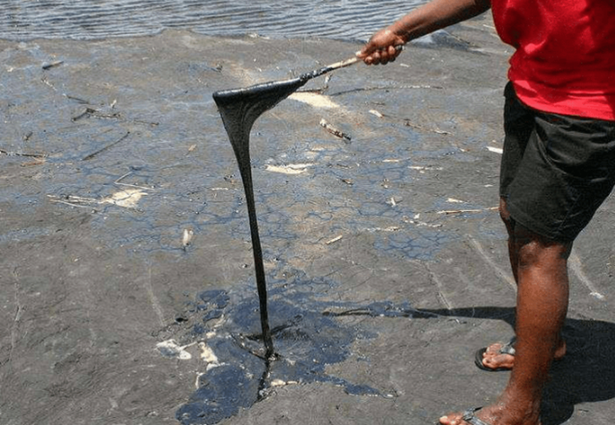 Hồ nhựa đường được phát hiện năm 1595 và được khai thác từ năm 1867. Mỗi năm có khoảng 20.000 du khách đến hồ Pitch tham quan.