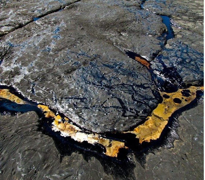 Hồ Pitch đã có tuổi đời hàng nghìn năm. Sự dịch chuyển của khối lục địa Caribbean đã va chạm với các khối khác, tạo thành các đường nứt gãy khiến dầu thô phun lên trên bề mặt. Những nguyên tố nhẹ trong dầu sẽ bốc hơi, để lại nhựa đường là hỗn hợp của dầu, đất sét và nước.