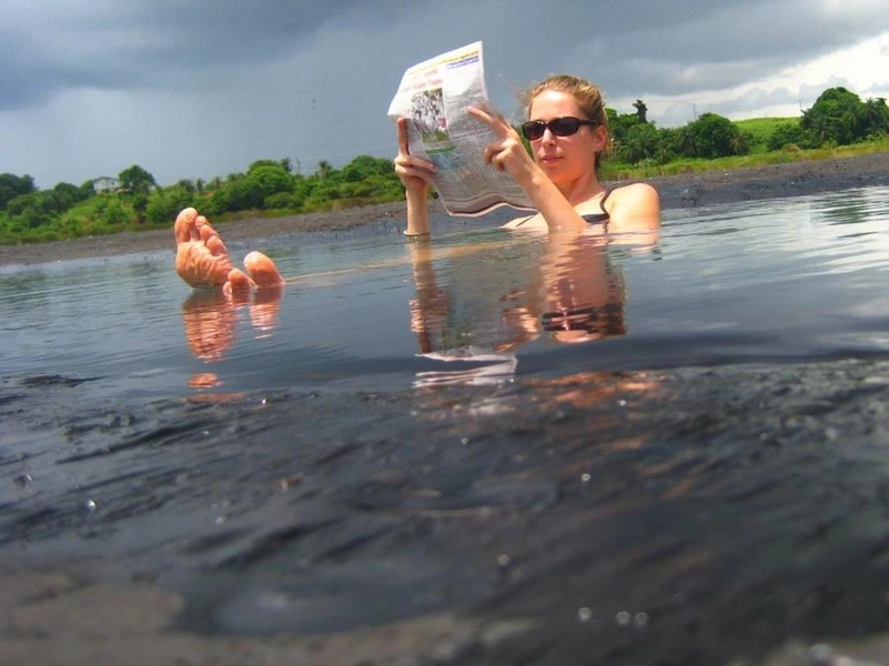 Du khách ngâm mình trong hồ.