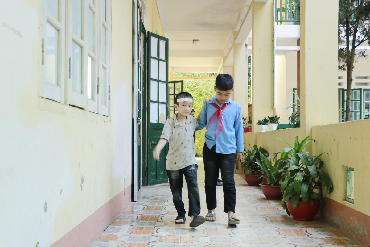 Thầy giáo Nguyễn Văn Phong (chủ nhiệm lớp 2A) cho biết, em Bảo rất thông minh, tiếp thu kiến thức rất nhanh, năm ngoái em tham gia cuộc thi viết chữ đẹp và giành giải. Năm nay, dù mới ra trường, nhưng khi giáo viên phổ biến cuộc thi, em vẫn xung phong tham gia.