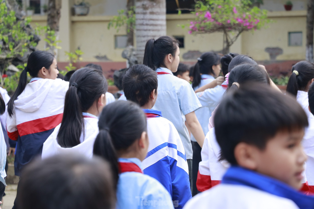 Theo ghi nhận của phóng viên, các em học sinh tại điểm trường lẻ và trường chính đã hòa nhập rất tốt, những tiếng cười nói rộn ràng vang lên khắp trường mỗi giờ ra chơi, từng nhóm bạn tụm 5, tụm 3 nói cười, chơi các trò chơi rộn rã sân trường.