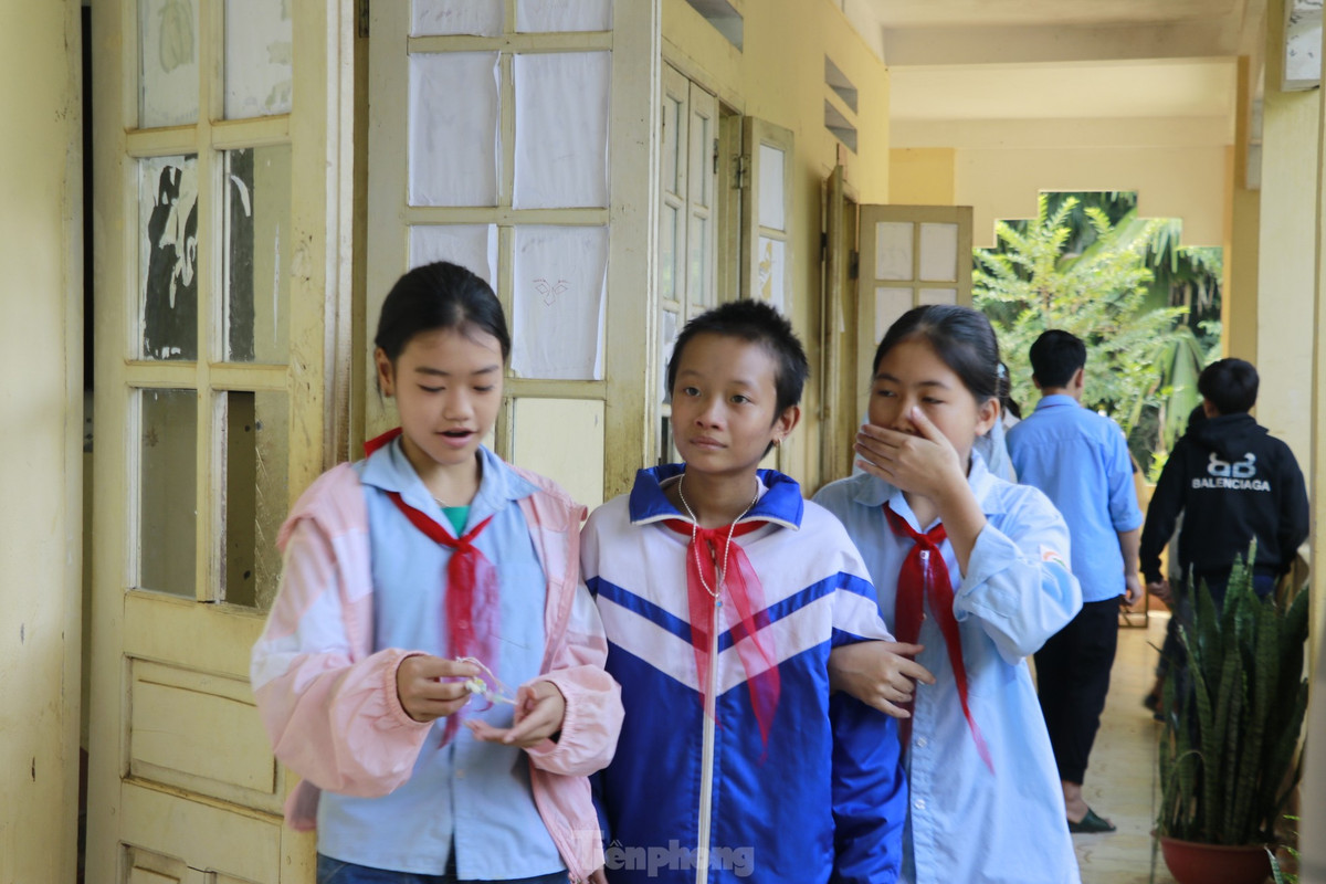 Thầy Vinh cho biết thêm, so với trước đây Thảo Ngọc nhút nhát hơn, nhưng kết quả học tập của bạn rất tốt, được các bạn học trong lớp rất yêu quý.