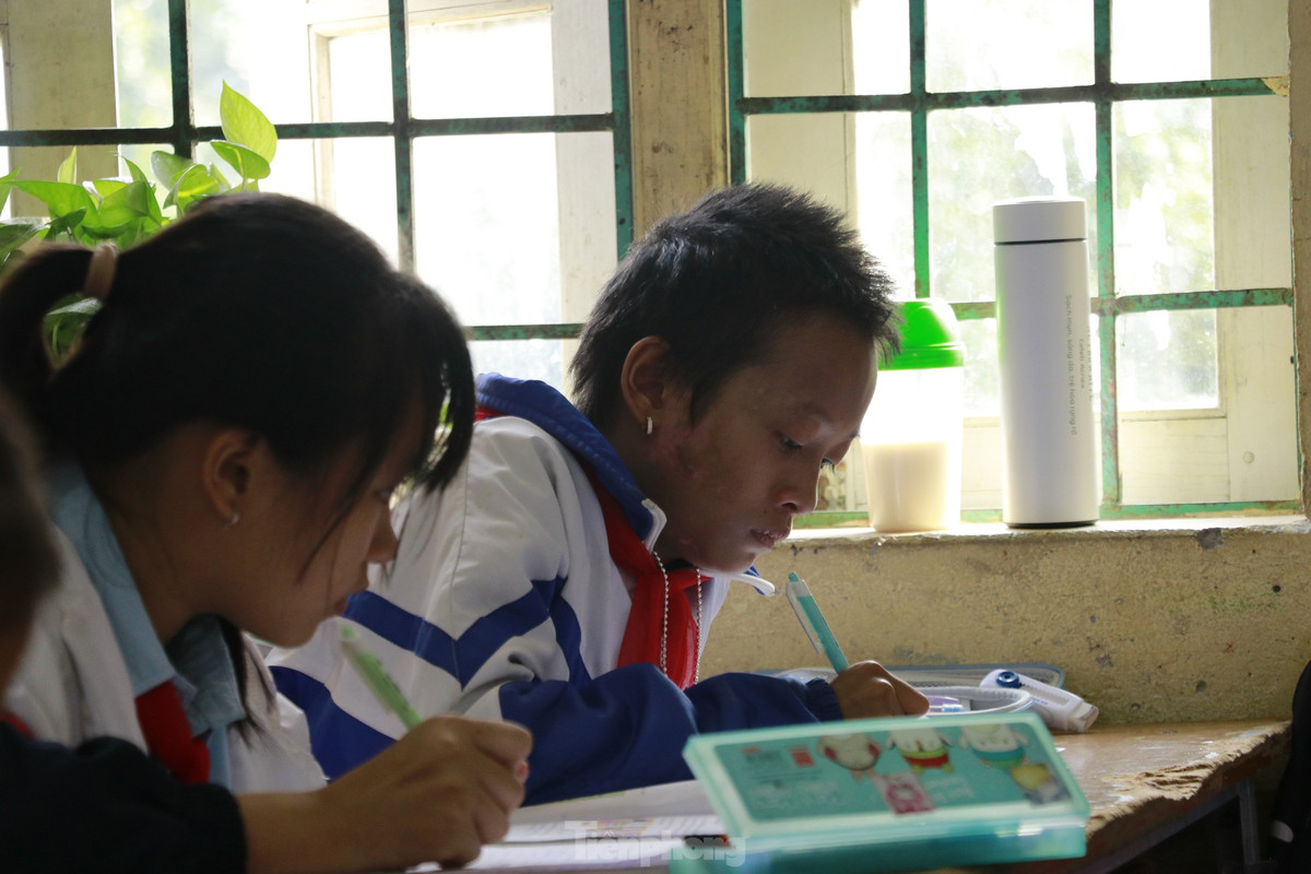 Thầy Phạm Đức Vinh - Hiệu trưởng Trường Tiểu học và THCS số 1 Phúc Khánh cho biết, em Ngọc mới quay lại trường ngày 4/11, các thầy cô giáo ngoài những buổi học chính đang cố gắng kèm cặp, hỗ trợ em để theo kịp tiến trình học.