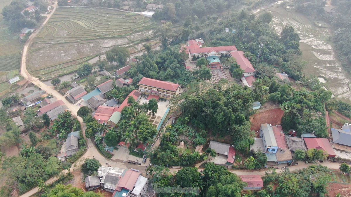 Trường Tiểu học và Trung học Cơ sở số 1 Phúc Khánh, xã Phúc Khánh, huyện Bảo Yên – sau vụ sạt lở ở Làng Nủ và bão số 3, trường có 13 học sinh tử vong, 7 em bị thương phải điều trị.