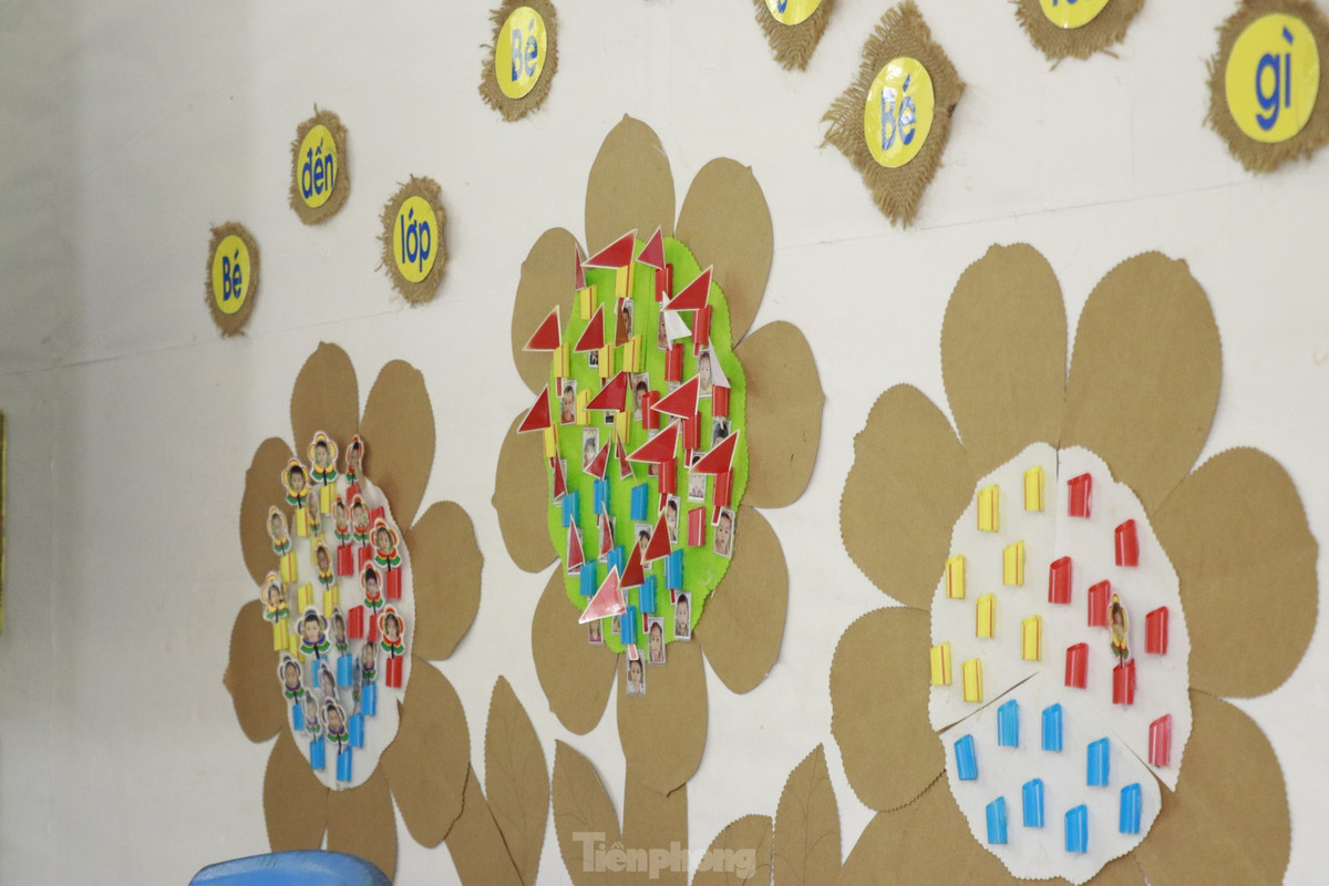 Những kỷ vật, những đồ dùng của các em học sinh đã mất được gói gém kỹ càng gửi về cho người thân và gia đình, thay vào đó là những bức hình mới, những mô hình mới, tranh mới giúp các em vơi đi nỗi nhớ bạn bè, ổn định tâm sinh lý, hướng đến một tương lai tươi sáng hơn.