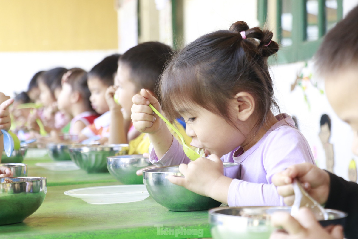 Cô giáo Mai Hồng Nhung - Phụ trách lớp 4 - 5 tuổi, chia sẻ, lớp học có 5 bạn không may qua đời do trận lũ quét gây ra. Phải mất rất nhiều thời gian và công sức của các cô để giúp các học trò thân yêu gác lại những đau thương, xóa nhòa đi những mất mát. Đến hiện tại, với sự nỗ lực của cả cô và trò cùng những người thân, gia đình, các bạn đã ổn định tâm lý, hòa đồng, vui vẻ, những lớp học đã rộn rã tiếng học đánh vần râm ran, tiếng nói cười rộn rã.