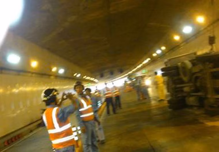 Vào thời điểm trên, xe tải BKS 54Z- 0357 do tài xế Đào Thanh Phú (38 tuổi, quê tỉnh Bến Tre) điều khiển chở hàng trăm thùng bia lưu thông từ đại lộ Võ Văn Kiệt (quận 1) sang đại lộ Mai Chí Thọ (quận 2).