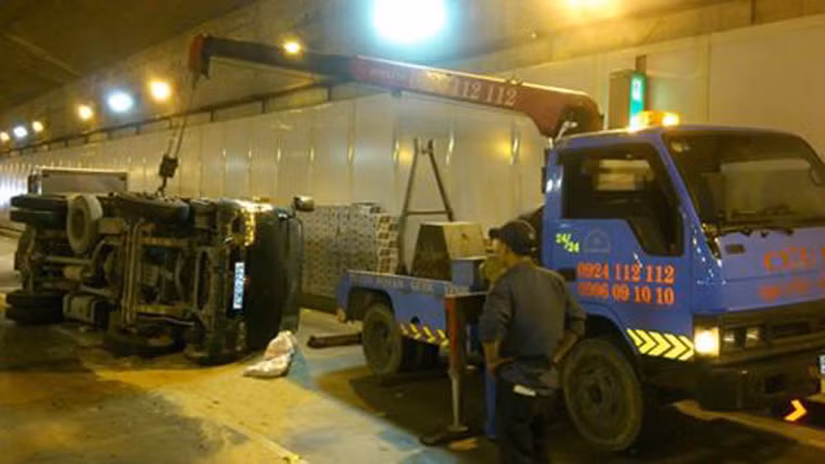 Ngay sau khi xảy ra sự cố, nhân viên quản lý hầm phối hợp cùng CSGT Bến Thành nhanh chóng có mặt phong tỏa giao thông, điều hướng để xe cứu hộ đến giải tỏa hiện trường, xử lý vụ việc.