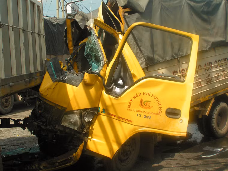 Hiện trường vụ tai nạn giao thông nghiêm trọng làm phụ xe chết kẹt trong cabin.