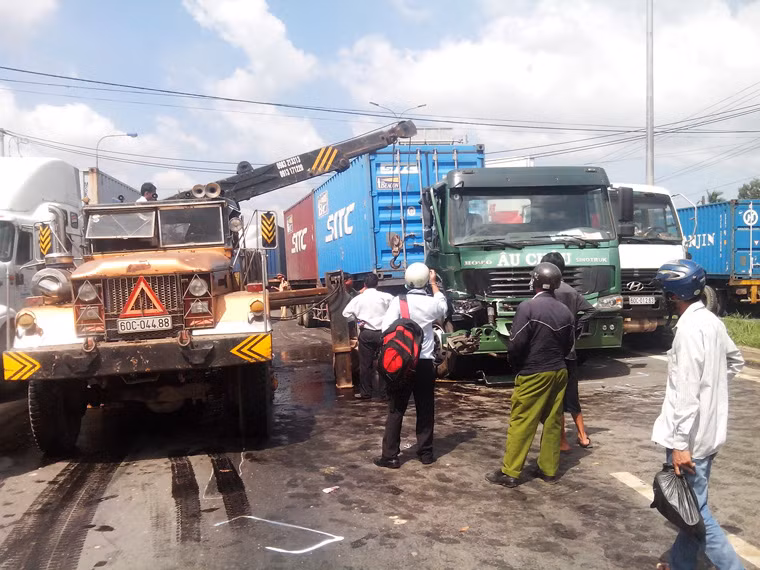 Lực lượng Công an xử lý vụ tai nạn.