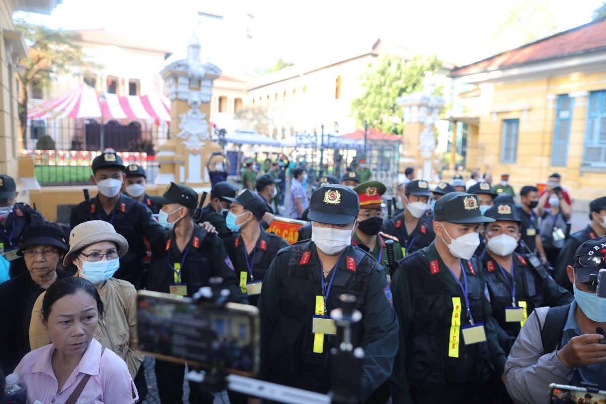 Cha va nguoi tinh bao hanh be gai 8 tuoi o TP HCM hau toa