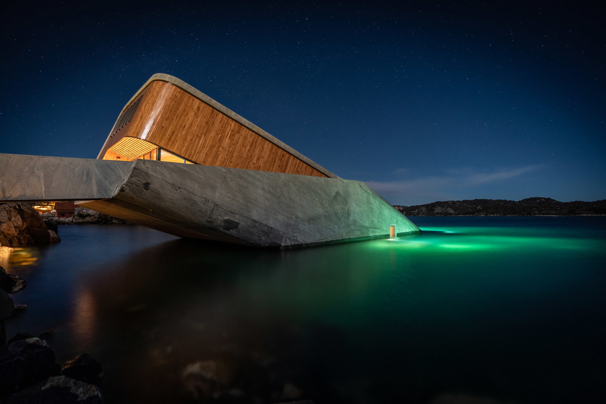 Hệ thống chiếu sáng của dự án Under, nhà hàng có một phần chìm ở miền Nam Na Uy, đạt giải Thiết kế đèn sáng kiến trúc. Ánh sáng nội thất đảm bảo trải nghiệm ấm cúng và thân mật bên trong nhà hàng, mà không làm ảnh hưởng đến tầm nhìn khung cảnh biển. Trong khi đó, ánh sáng ở ngoài giúp thực khách có thể ngắm nhìn các loài động vật biển từ bên trong nhà hàng.