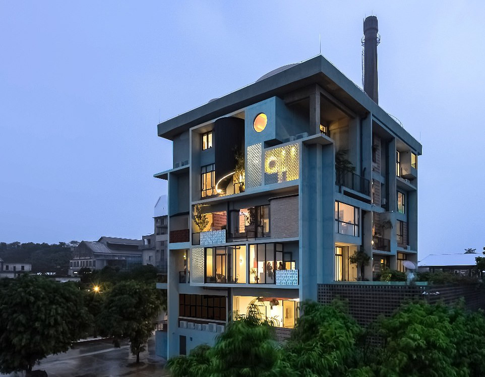 Giải thưởng Dự án nhà ở tốt nhất được trao cho tòa nhà Borderless Community of Zi Ni Twelve Portals tọa lạc tại khu công nghiệp Quảng Châu (Trung Quốc). Chuyển đổi từ một nhà máy sản xuất ván sợi, nơi đây trở thành dự án nhà ở thiết kế riêng cho 7 người trẻ tuổi, bao gồm không gian để sống, làm việc, giao lưu và trưng bày tác phẩm.