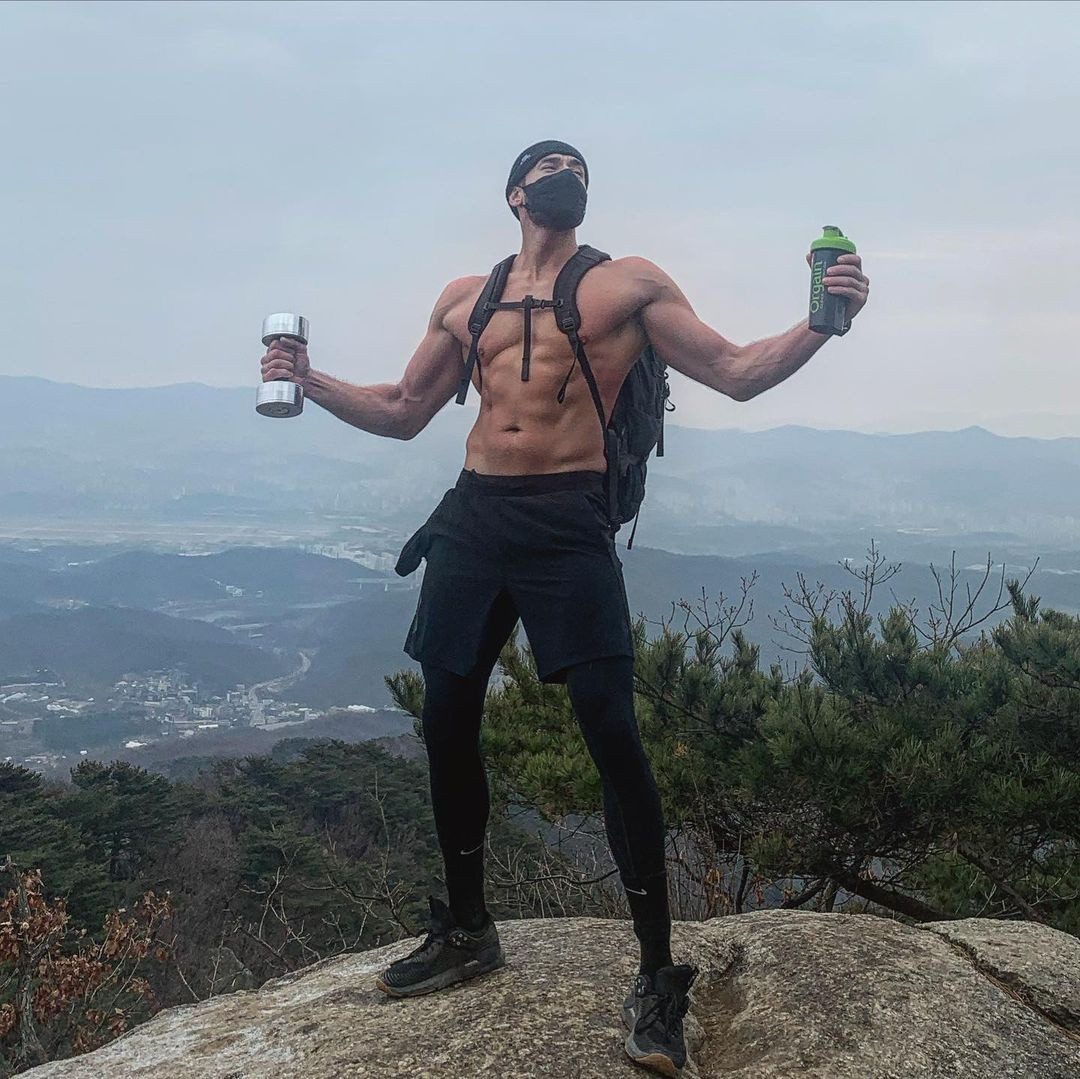 Diễn viên sinh năm 1982 cũng cho rằng việc chạy giữa trời lạnh có thể làm giảm viêm, cải thiện hai hormone tăng cảm xúc và tập trung là dopamine, serotonin trong cơ thể. "Nếu có thời gian bạn hãy tập luyện theo cách này để bảo vệ sức khỏe", anh viết thêm. Tuy nhiên, ngôi sao 38 tuổi khuyên người hâm mộ không nên bắt chước anh chạy ra thời tiết âm 9 độ C ngay lập tức. Mọi thứ phải có quá trình và thích nghi từ từ. "Chúng ta nên tập đi bộ và tăng dần khả năng chịu lạnh", anh bổ sung.