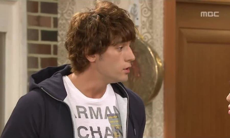 Julien Kang (sinh năm 1982) là diễn viên lai Pháp - Hàn Quốc, sinh ra tại Pháp và lớn lên ở Canada. Năm 2008, Julien về nước làm diễn viên và người mẫu. Với chiều cao nổi bật 1,94 m, anh nhanh chóng được chú ý. Sau vai diễn thầy giáo Kang trong sitcom Gia đình là số 1 phần 2 năm 2009, Julien Kang trở nên nổi tiếng.