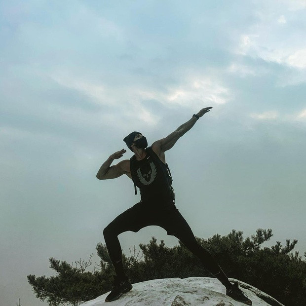 Bên cạnh những ý kiến khen ngợi, Kang gặp không ít bình luận trái chiều. Nhiều người cho rằng diễn viên lai Hàn - Pháp chỉ cố gắng phô trương ngoại hình, thể hiện bản thân quá đà: "Đừng nói dối, bạn đang muốn thể hiện sự kiêu hãnh đúng không?", "Trời lạnh rất nguy hiểm, có thể nhiều người bắt chước và không chịu được"...