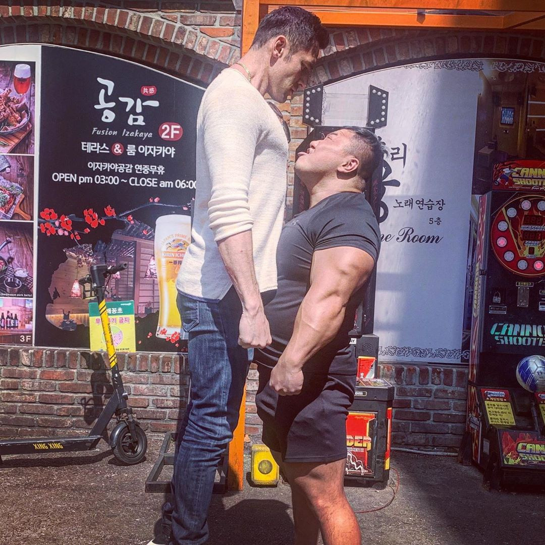 Gần đây, anh ít tham gia phim, theo đuổi sự nghiệp vlog và con đường tập luyện thể hình chuyên nghiệp. Anh từng thách đấu "người khổng lồ Xanh mạnh nhất Hàn Quốc". Với hai trò đập búa và đấm bóng ăn điểm, diễn viên cao 1,94 m vượt trội Je Yong về điểm số. "Người khổng lồ" lên tiếng chịu thua nam diễn viên sinh năm 1982. . 