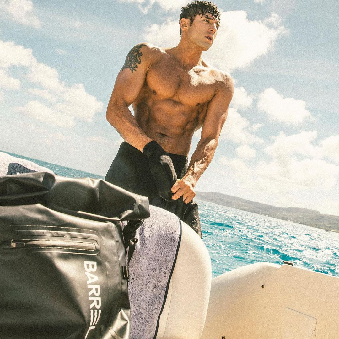 Trước loạt ảnh tập luyện giữa trời lạnh, Julien Kang thường xuyên đăng lên trang cá nhân những bức ảnh, video tập luyện và truyền cảm hứng cho người hâm mộ. Nam diễn viên khuyên mọi người ra ngoài nhiều hơn thay vì ngồi một chỗ hoặc chỉ trốn trong phòng tập.