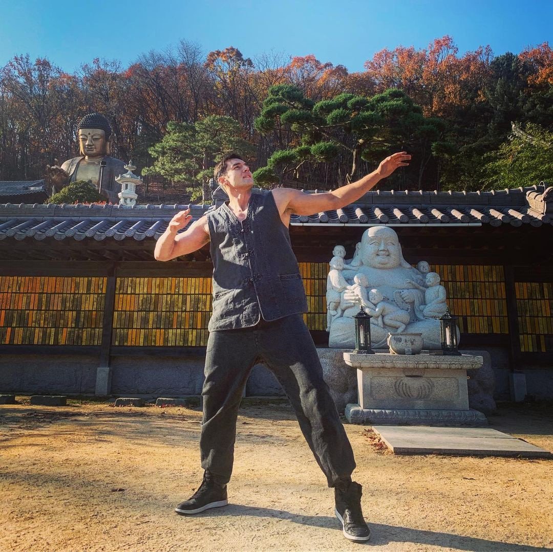 "Thế giới là phòng tập tuyệt vời nhất. Hãy tập luyện dưới ánh nắng mặt trời để tổng hợp nguồn vitamin D. Các nghiên cứu chỉ ra rằng có đến 80% người dễ mắc bệnh nếu thiếu vitamin D. Cùng nhau thay đổi thôi", anh viết trên trang cá nhân, kèm video hướng dẫn tập luyện.