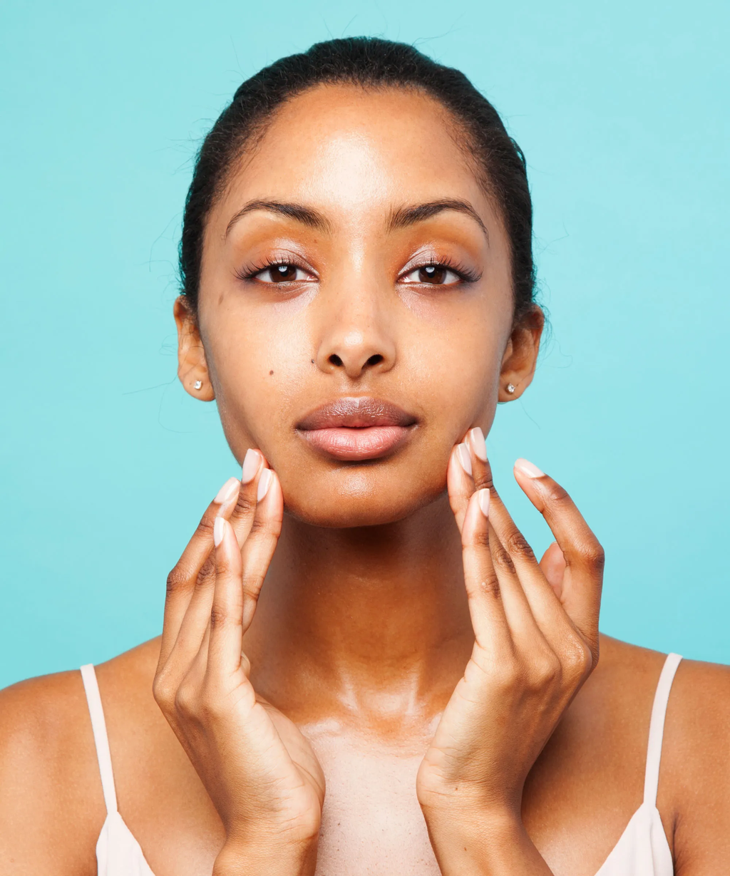  Dùng kem dưỡng ẩm: Theo Marie Claire, khi già đi, làn da bị suy giảm lượng collagen và độ ẩm tự nhiên. Đây là lý do khiến da dễ xuất hiện nếp nhăn, xỉn màu và kém tươi tắn. Không khí lạnh, khô của máy điều hòa có thể làm trầm trọng thêm tình trạng mất nước. Cung cấp độ ẩm thường xuyên là chìa khóa để giảm nếp nhăn. Ảnh: Refinery29.